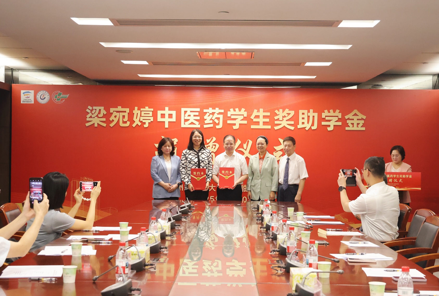 「梁宛婷中醫(yī)藥學(xué)生獎(jiǎng)助學(xué)金」捐贈(zèng)儀式在廣州中醫(yī)藥大學(xué)第二臨床醫(yī)學(xué)院舉行