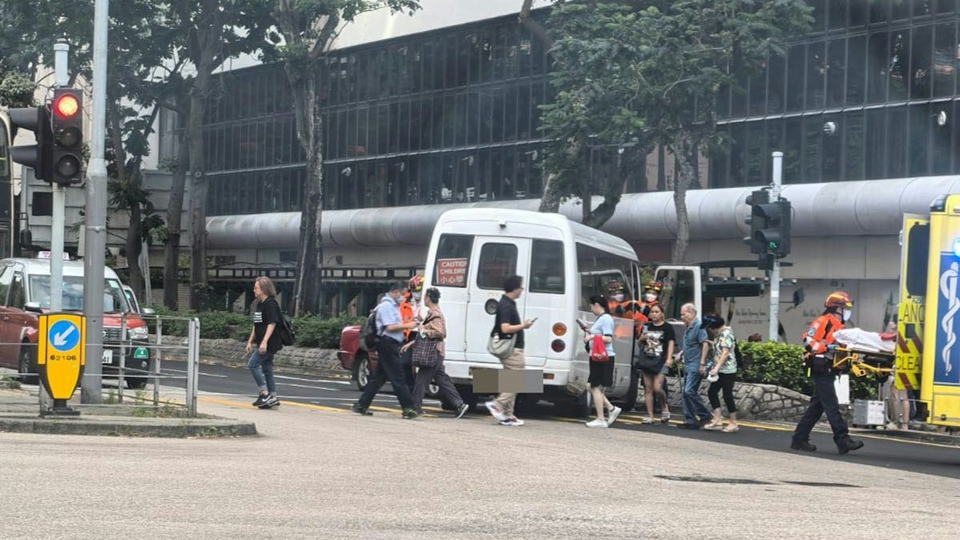 紅磡校巴司機(jī)疑暈倒 逆線撞的士釀3傷