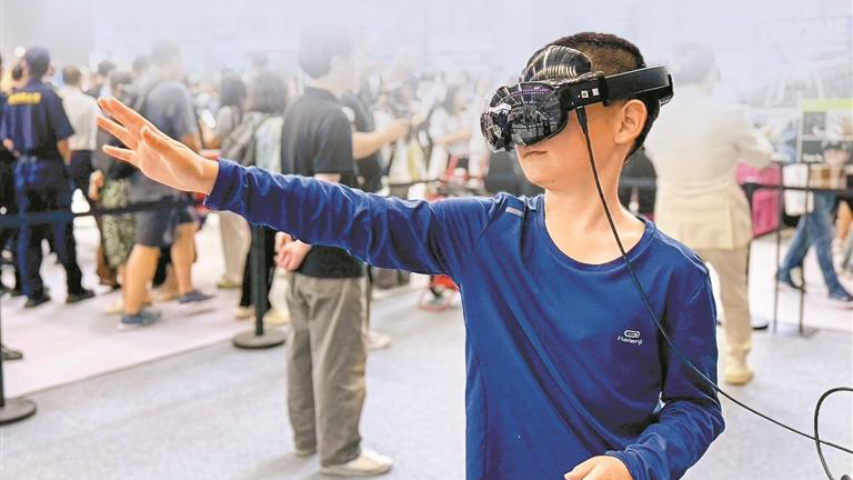 「看」見未來！1000+顯眼包亮相 首個聚焦智能終端垂直領(lǐng)域的專業(yè)展會在深開幕