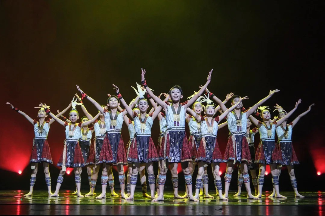 東莞長安小蓮花藝術(shù)團(tuán)原創(chuàng)舞蹈《樂在瑤山》再獲國家級獎項(xiàng)