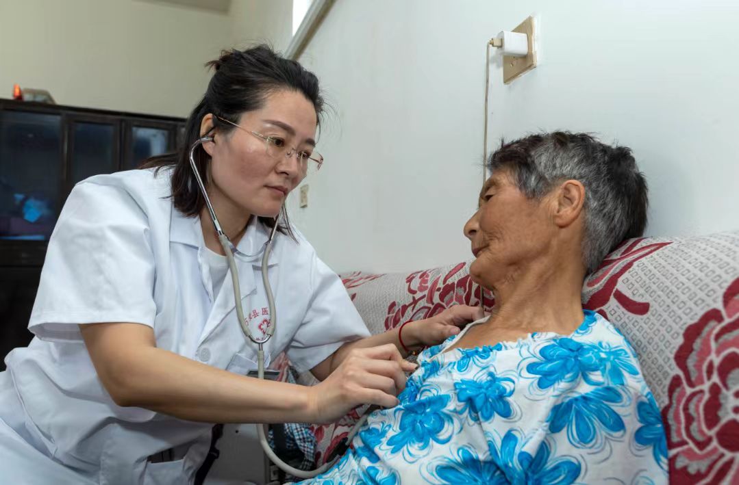 山西萬榮大學(xué)生村醫(yī)毛拉：當(dāng)好百姓健康「守門人」