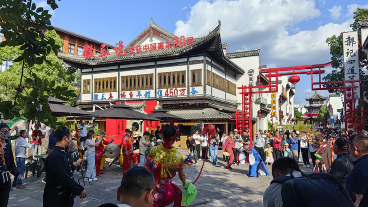 皖徽州區(qū)：長(zhǎng)桌宴敬老傳情 跳鍾馗同祈安康