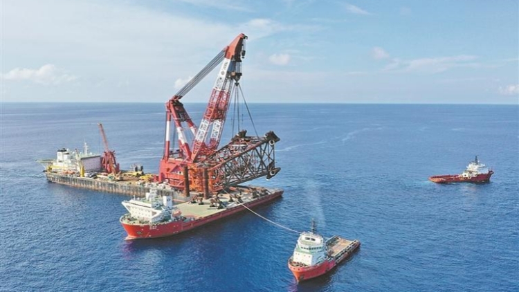 4000噸巨無(wú)霸海上精準(zhǔn)對(duì)接 可在陸地遠(yuǎn)程操控生產(chǎn)