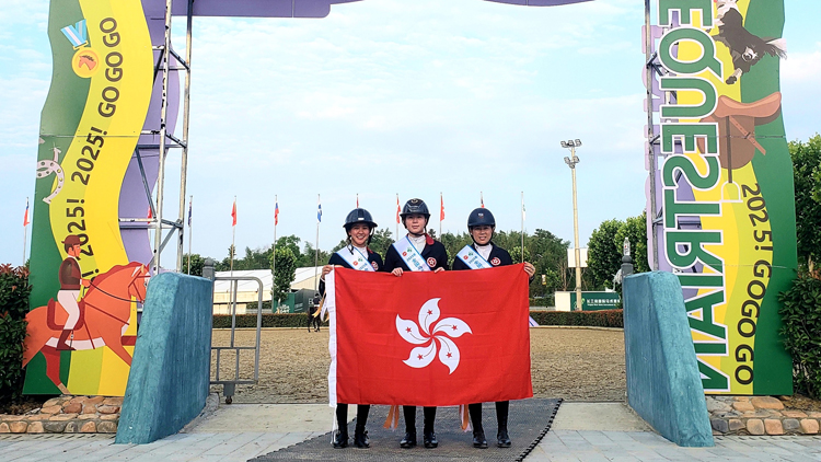 有片 | 全國馬術(shù)場地障礙錦標賽 港隊3女將發(fā)揮出色勇奪銀牌