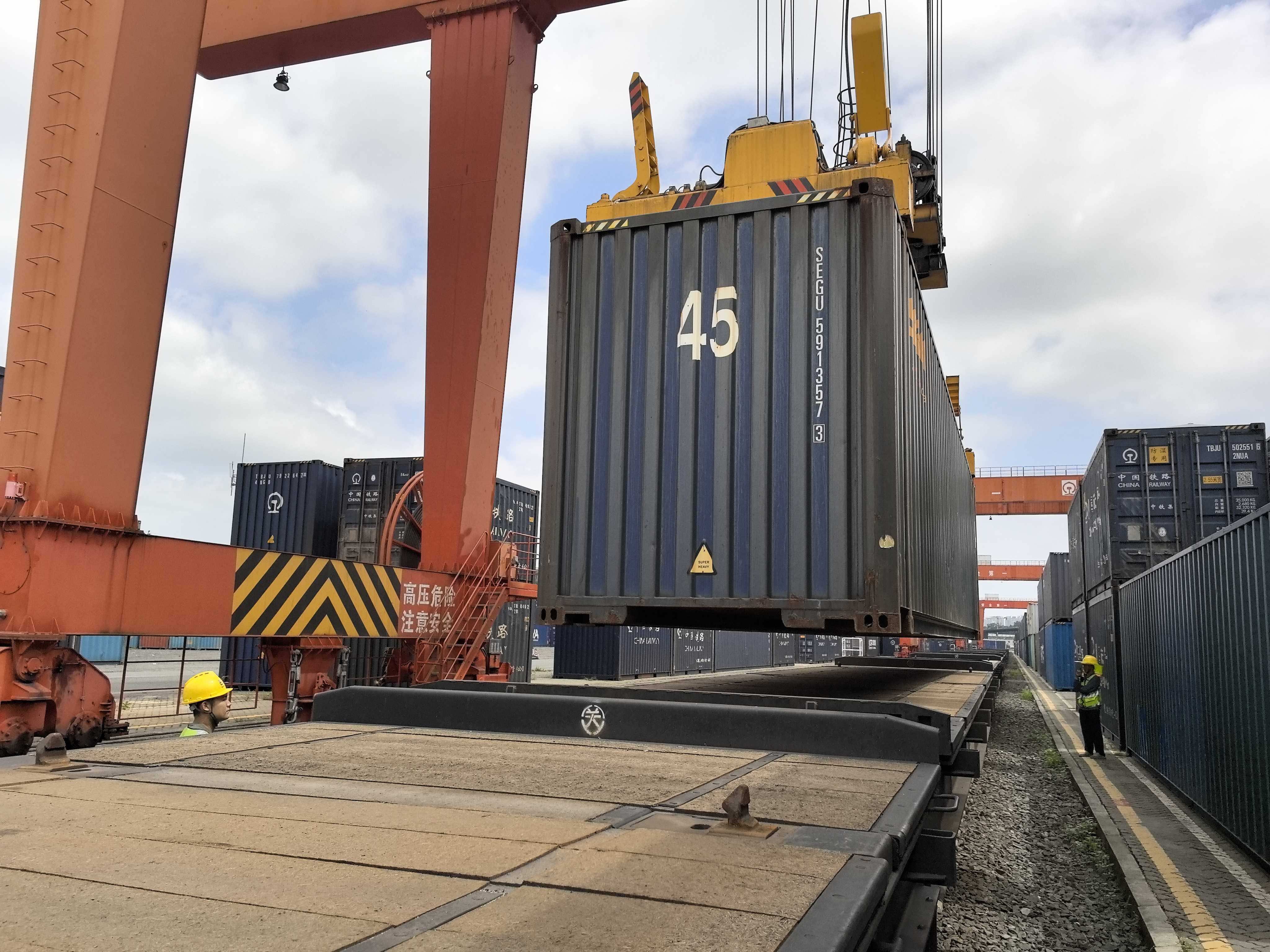 大灣區(qū)開出首趟「內(nèi)陸堆場+站內(nèi)專列」模式汽車鐵海聯(lián)運(yùn)班列 