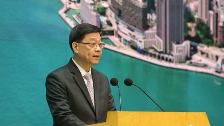 李家超回應(yīng)500回購的士牌倡議 動(dòng)用公帑要極度謹(jǐn)慎