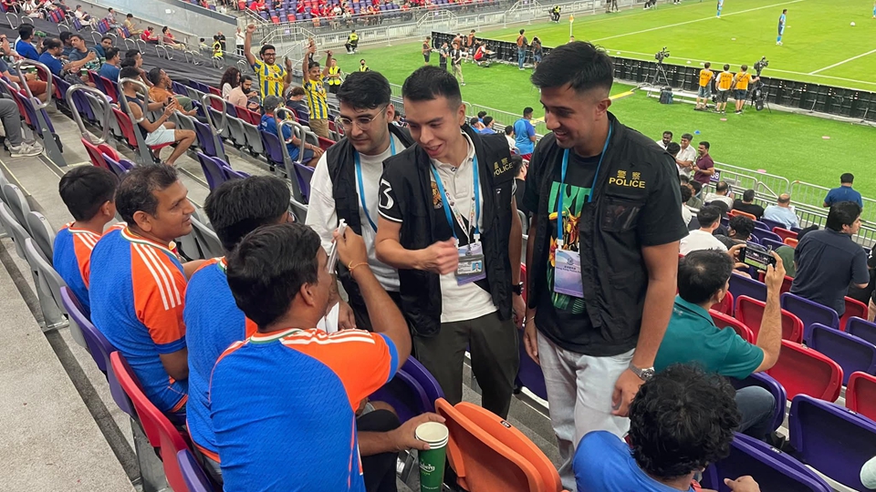 啟德亞洲盃外圍賽警員當(dāng)翻譯 印度球迷感香港好客之道