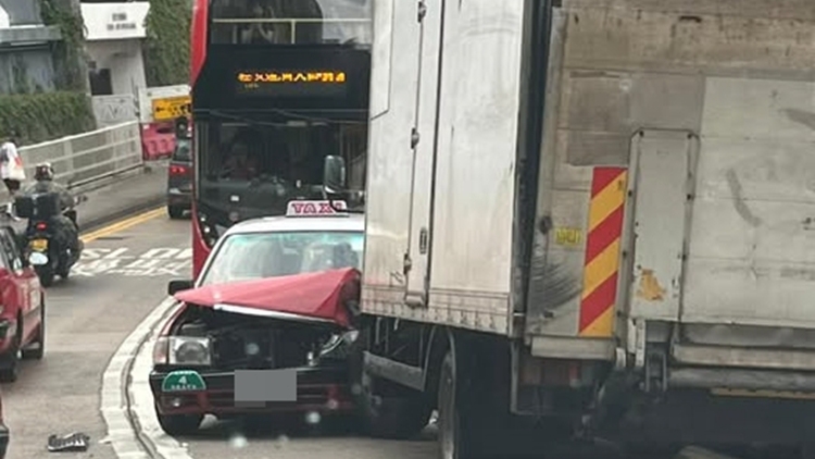 藍(lán)田連德道貨車逆線撞的士 2人受傷送院治理