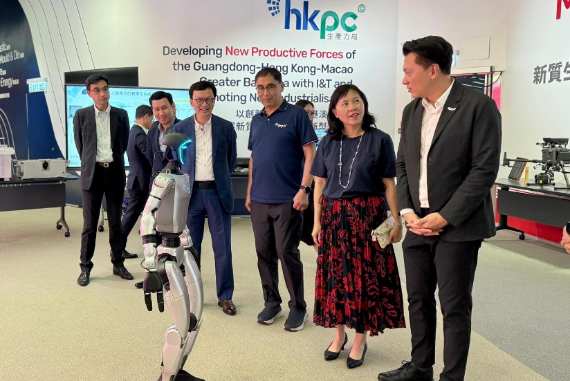 陳美寶到訪生產(chǎn)力局 了解機械人應用等項目