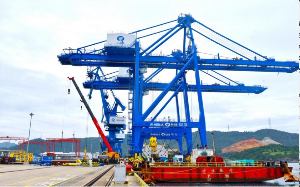 小漠港添「硬核」裝備  首批岸橋設(shè)備助力智慧港口建設(shè)
