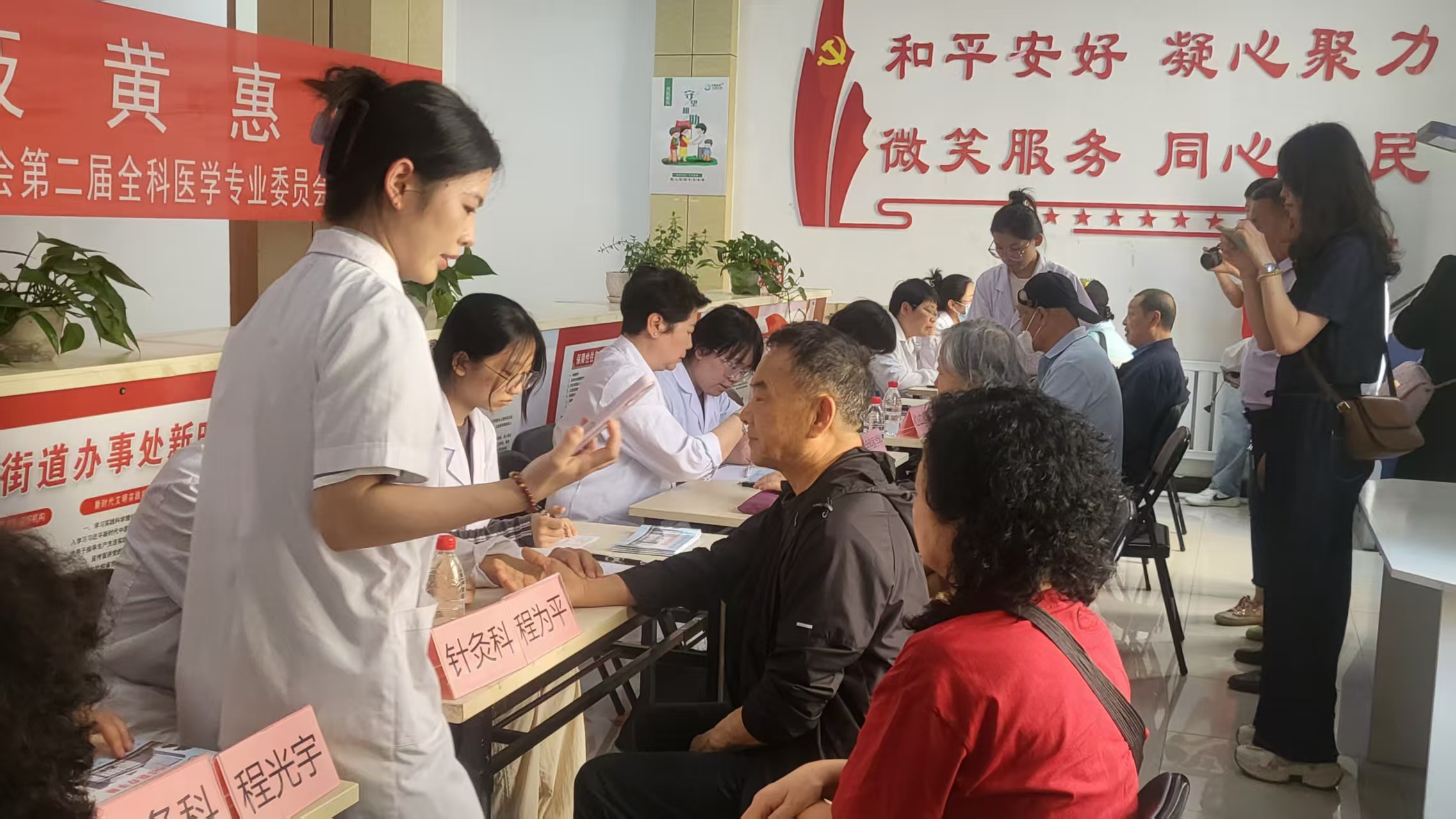 哈市香坊區(qū)和平路街道開展中醫(yī)藥文化進(jìn)社區(qū)義診  惠及民生
