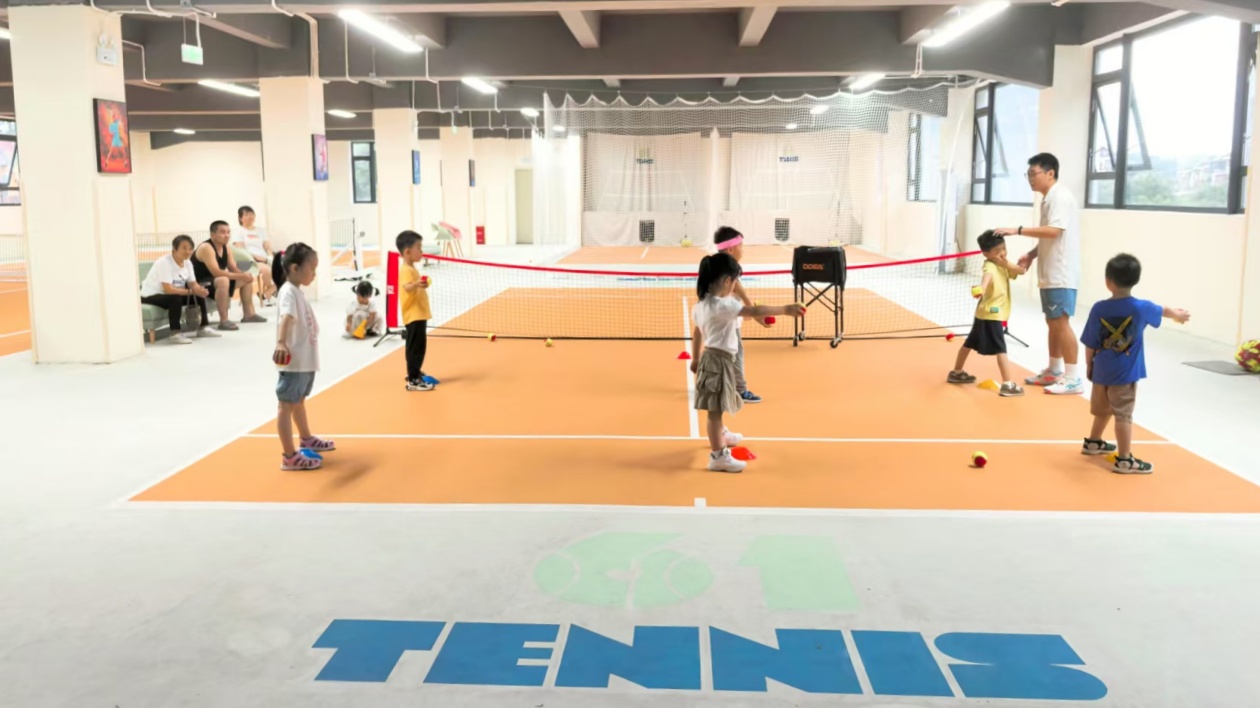 深圳橫崗公益網(wǎng)球進社區(qū)  豐富居民精神文化生活