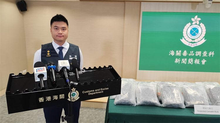 海關(guān)機(jī)場(chǎng)破兩宗旅客販毒案 拘兩男檢730萬(wàn)元大麻花