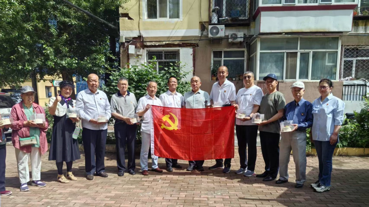 哈市香坊區(qū)建北社區(qū)舉辦七一主題生日會  情暖銀髮黨員