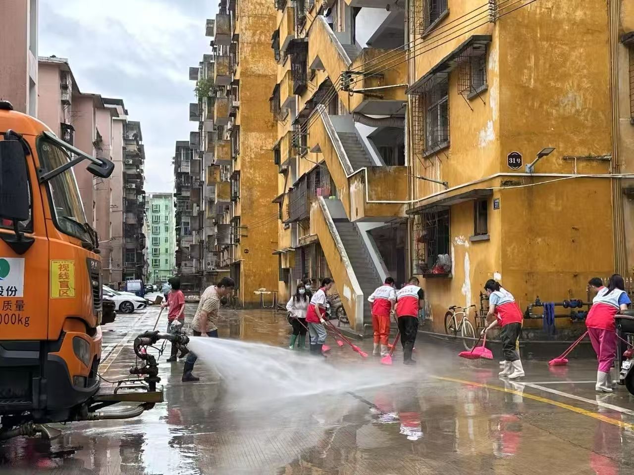 風雨踐初心，泥濘顯擔當！這樣的幹部我們信得過！
