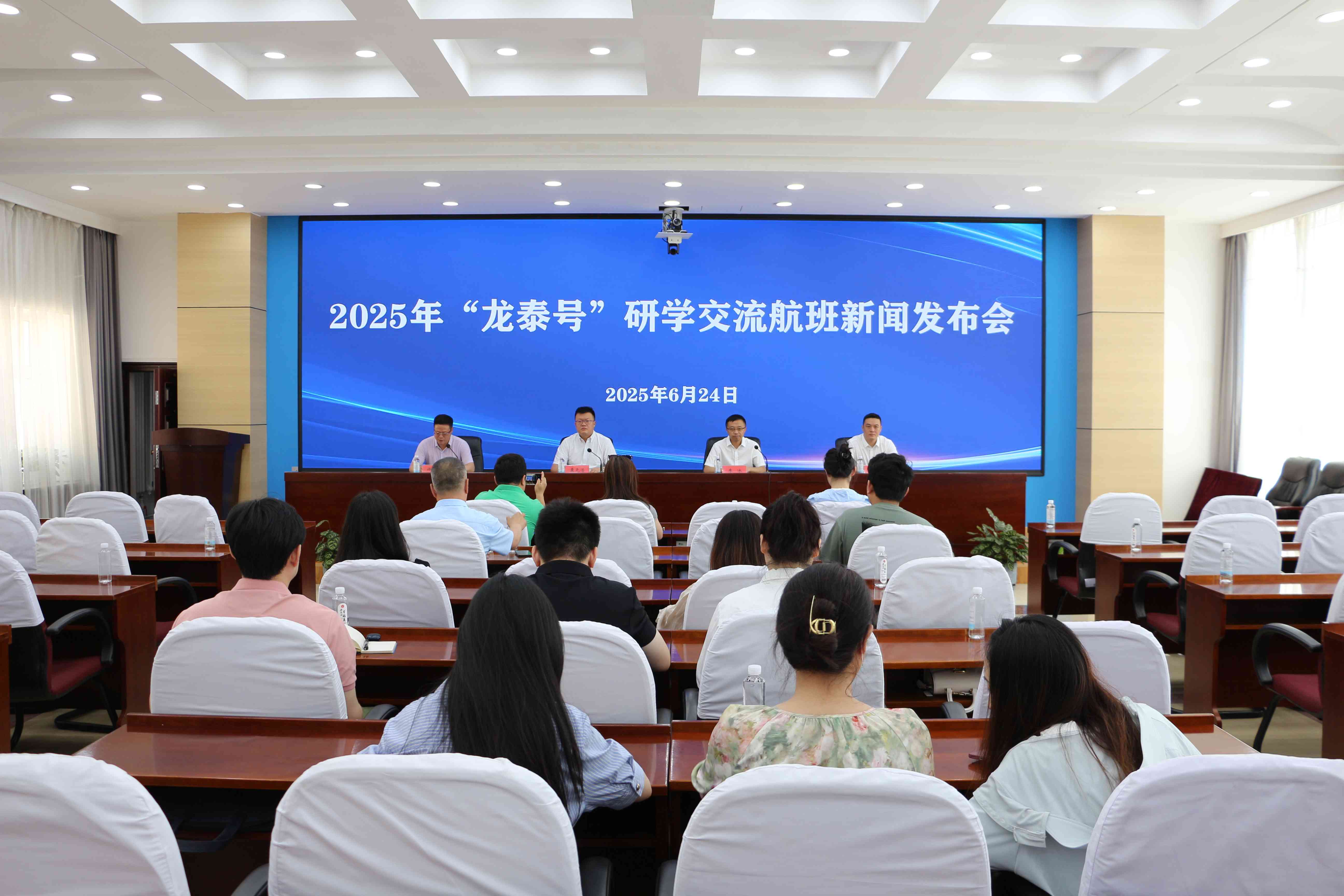 「龍?zhí)┨枴乖袑W(xué)交流航班再提升 哈爾濱至阿勒泰研學(xué)交流營再升級