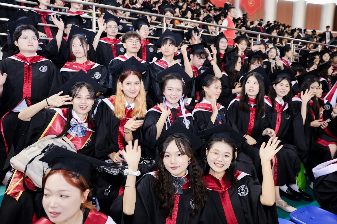 廣州中醫(yī)藥大學(xué)新百年首屆逾五千本碩博畢業(yè)生奔赴人生新舞臺(tái)