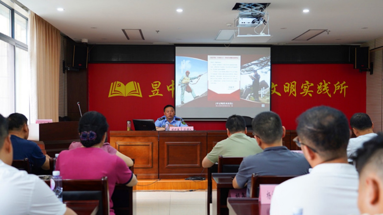 皖屯溪昱中街道：重溫回信精神 汲取榜樣力量