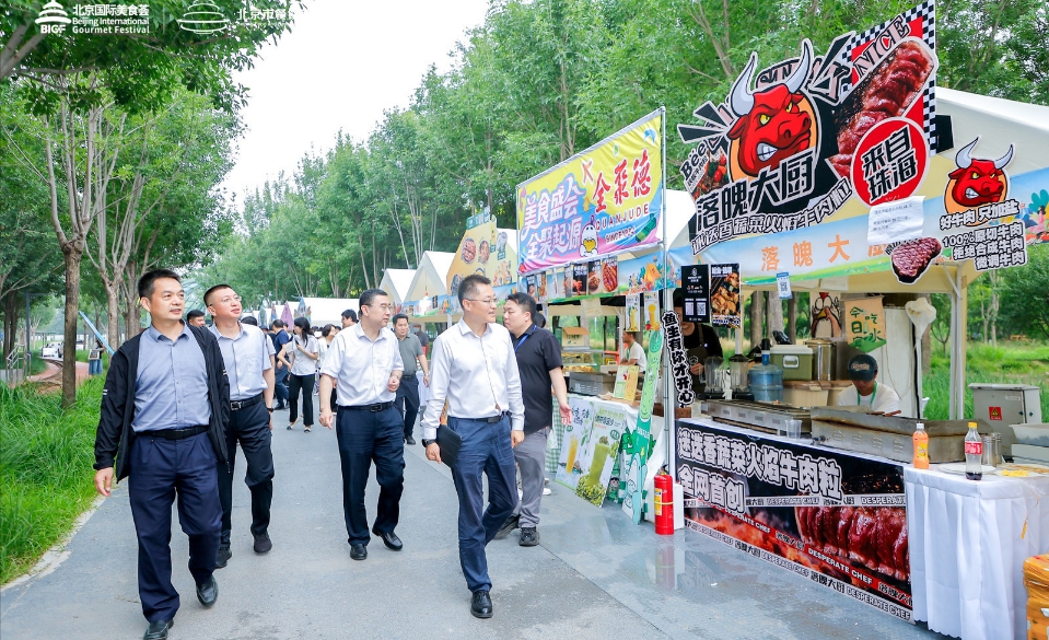 有片｜2025北京國(guó)際美食薈·露營(yíng)美食節(jié)啟幕 多元融合激活夏日消費(fèi)新場(chǎng)景