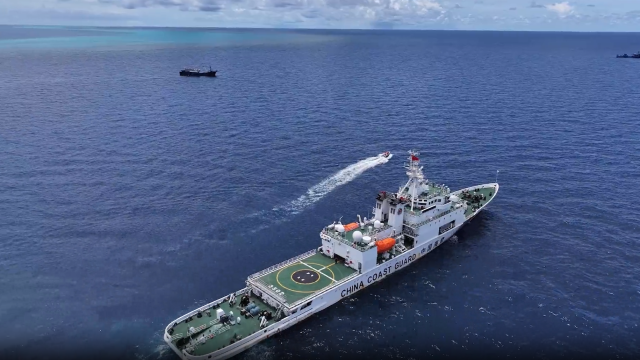 中國海警位中國黃巖島領(lǐng)海及周邊區(qū)域執(zhí)法巡查