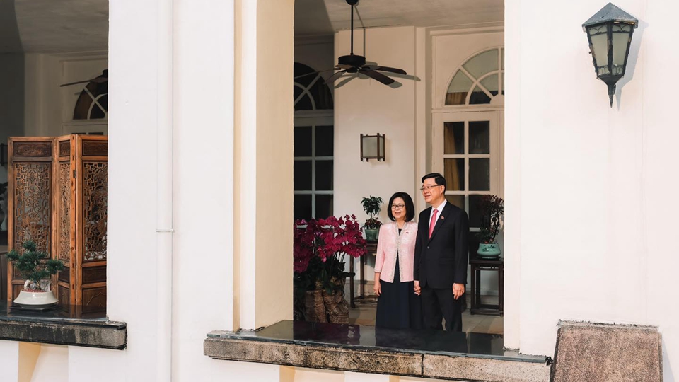 李家超發(fā)文感謝太太：就任行政長官3年來 始終握手如初