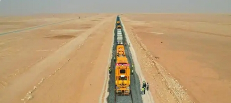 中企承建的非洲首條沙漠重載鐵路優(yōu)先段軌道鋪通 