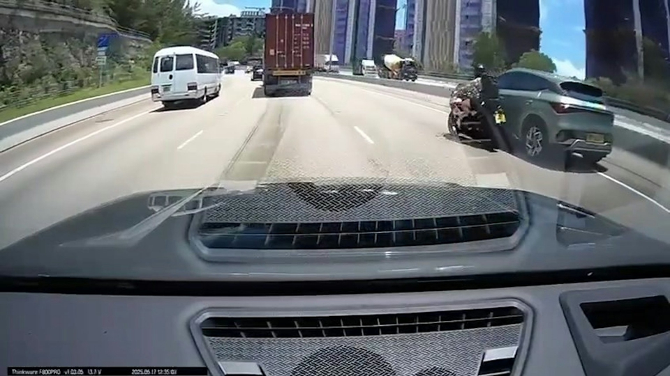 屯門公路私家車與電單車發(fā)生碰撞 警拘司機涉危險駕駛