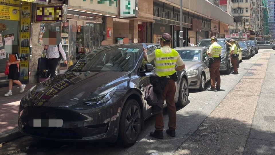 警方九龍城打擊交通違例 拘2男發(fā)逾1000張告票