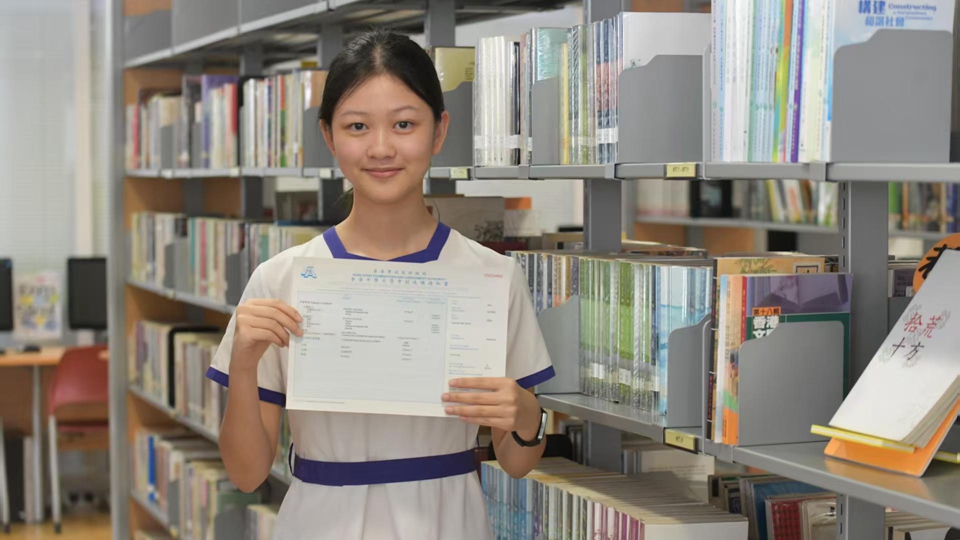 文憑試今放榜 女拔萃超級(jí)狀元黃穎妍冀留港升學(xué)讀醫(yī)科