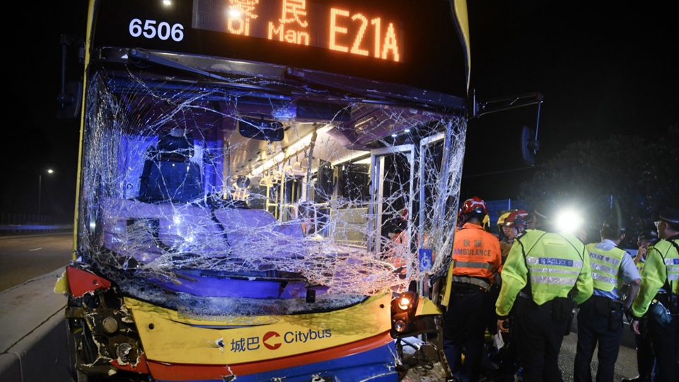 北大嶼山公路巴士與工程車(chē)相撞 22人受傷送院治理