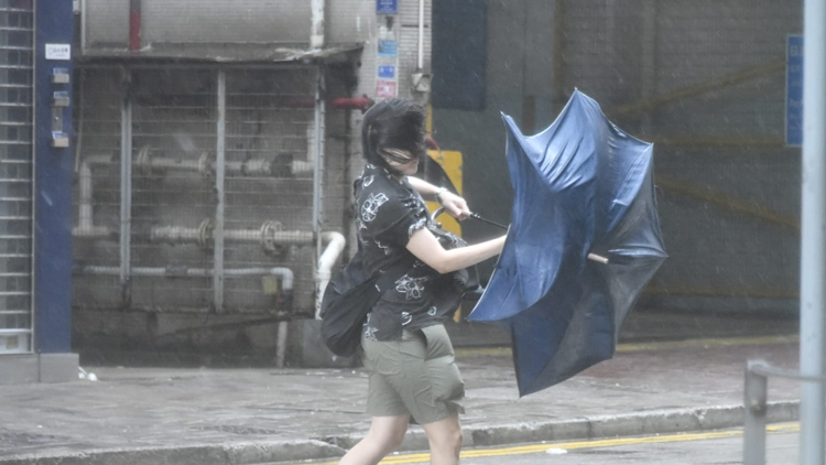 天文臺(tái)改發(fā)8號(hào)東南烈風(fēng)或暴風(fēng)信號(hào)