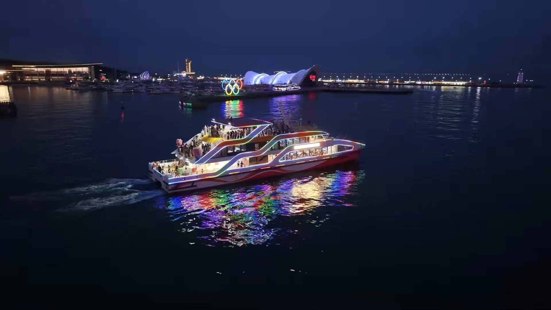 外籍嘉賓夜遊浮山灣點(diǎn)贊青島：魅力之城值得世界探訪