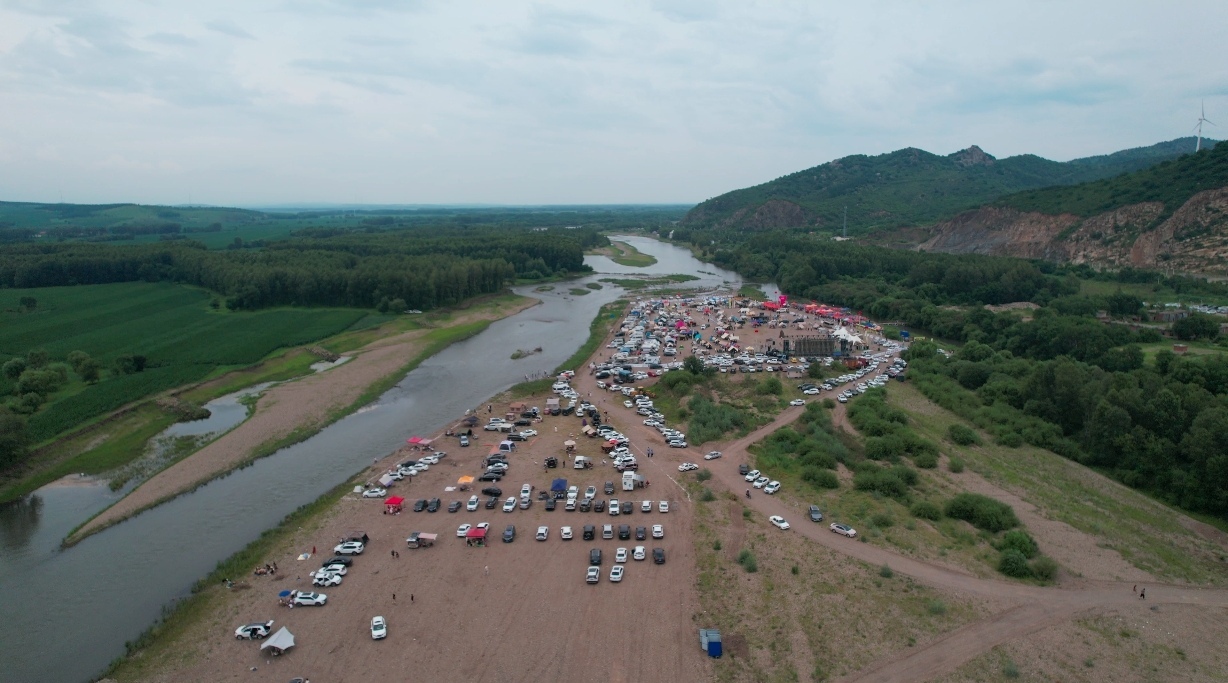 清涼游龍江·齊遇碾子山暨東北三省一區(qū)山地河灘露營大會啟幕
