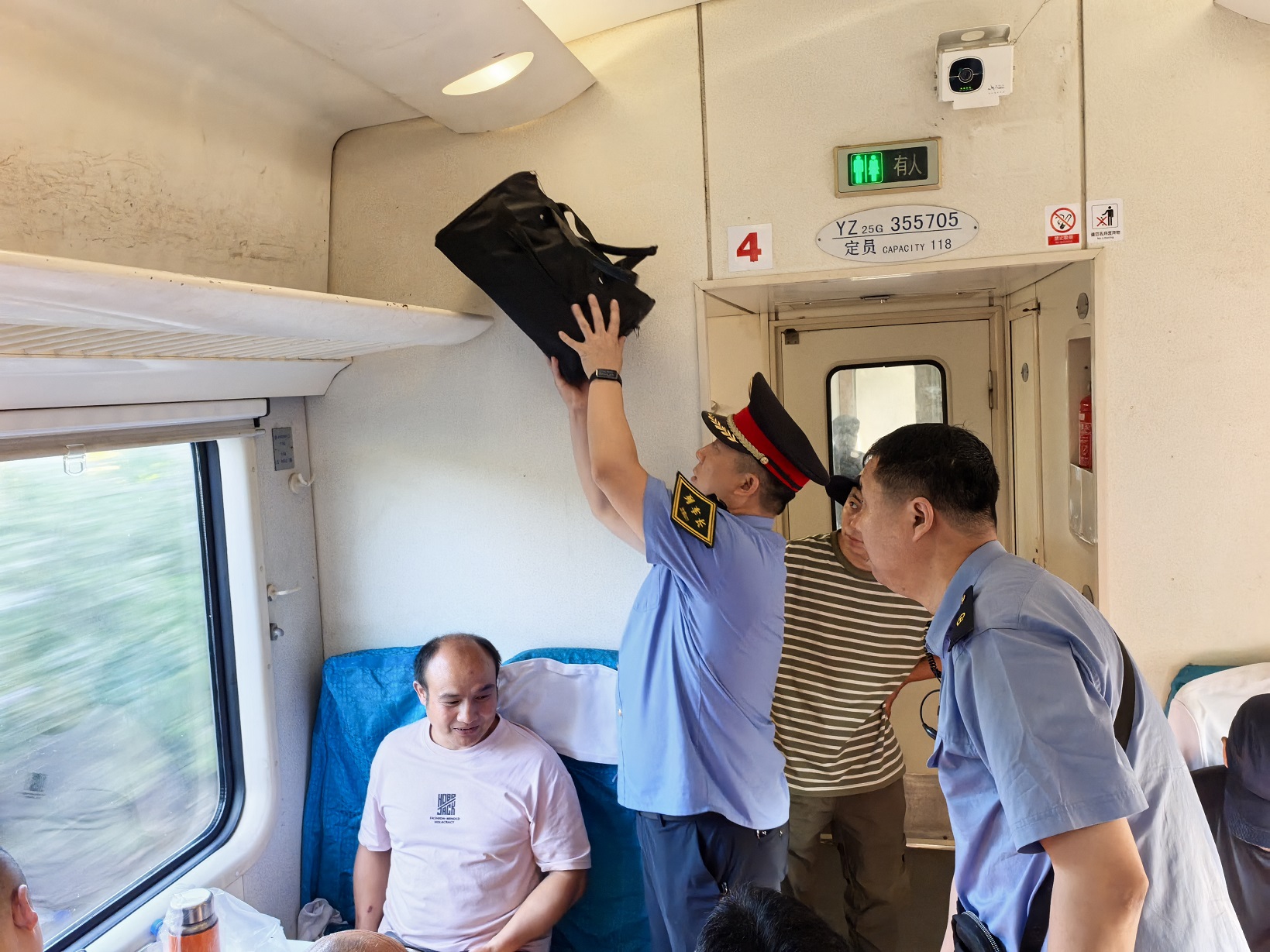 旅途有愛(ài)不孤單 K668次列車工作人員溫情守護(hù)盲人旅客千里行