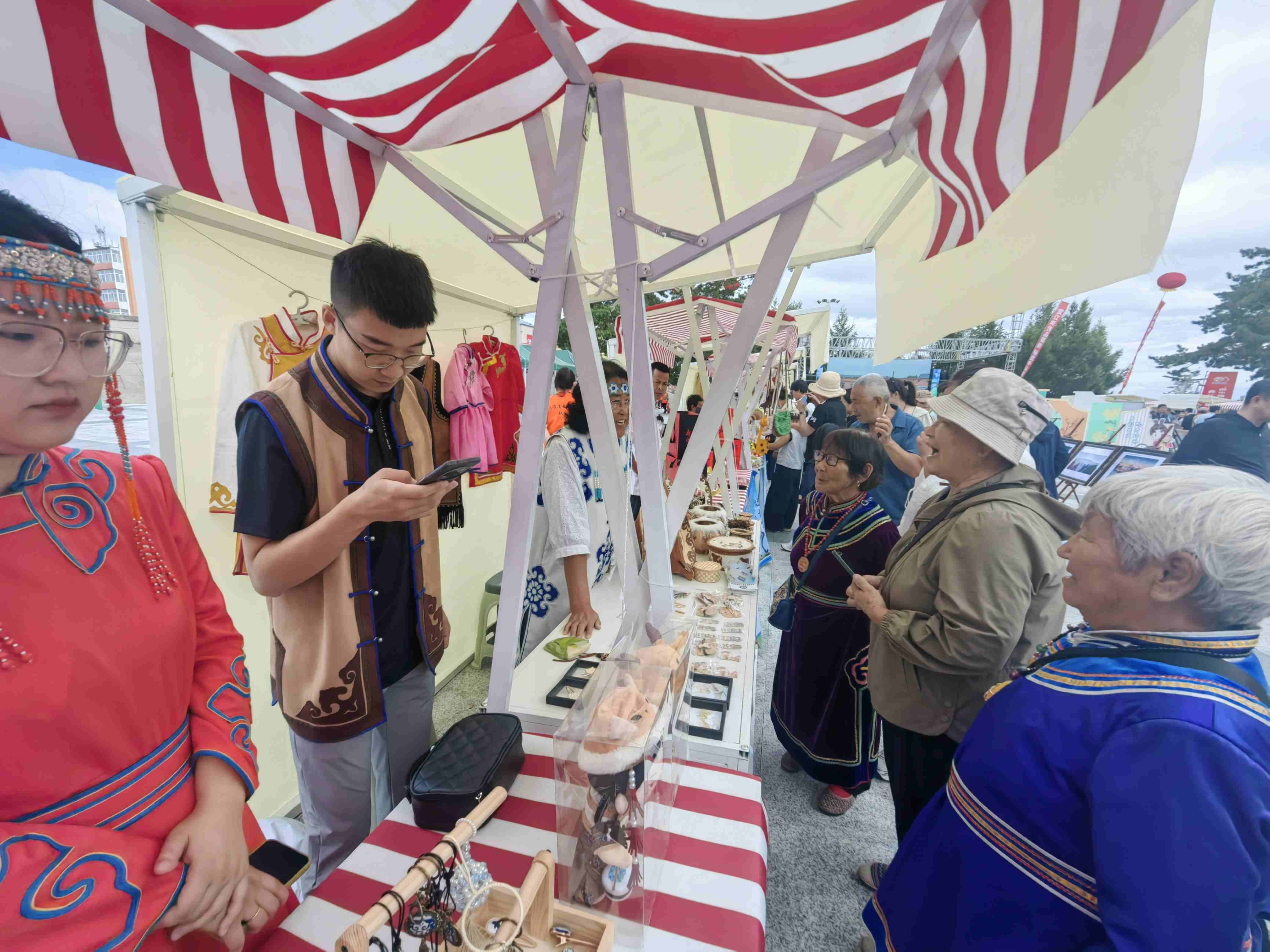 有片｜從獵槍到繡針：鄂倫春文創(chuàng)潮品點(diǎn)亮北疆文化大集