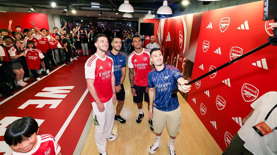 阿仙奴球星出席見(jiàn)面會(huì)活動(dòng) 與球迷互動(dòng)顯親民