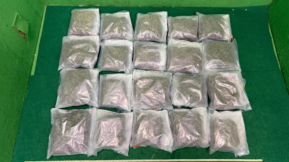 海關(guān)機(jī)場(chǎng)檢值400萬元 拘捕2名從曼谷抵港男旅客