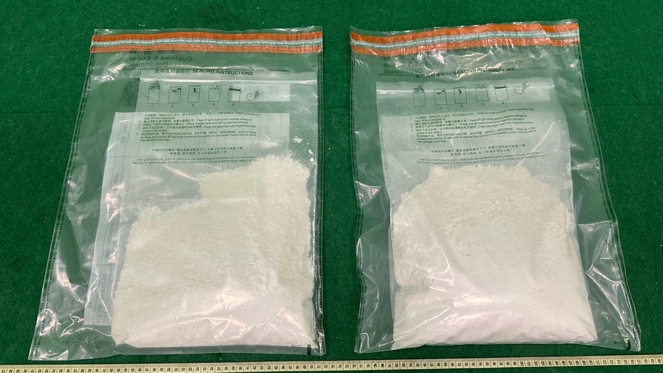 海關(guān)機(jī)場(chǎng)檢值240萬(wàn)元懷疑可卡因 拘捕63歲女旅客