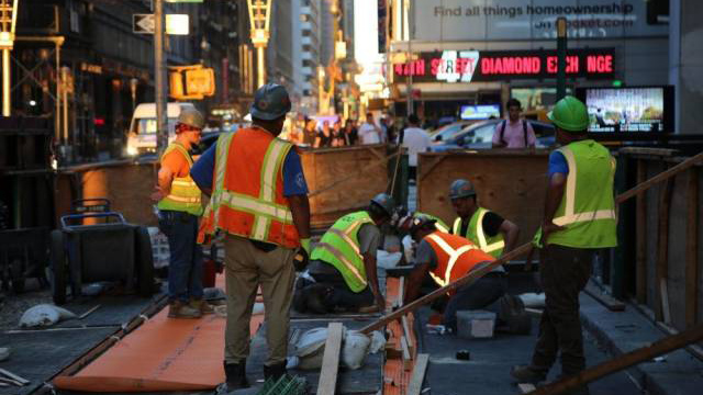 穆迪稱美國超半數(shù)行業(yè)裁員