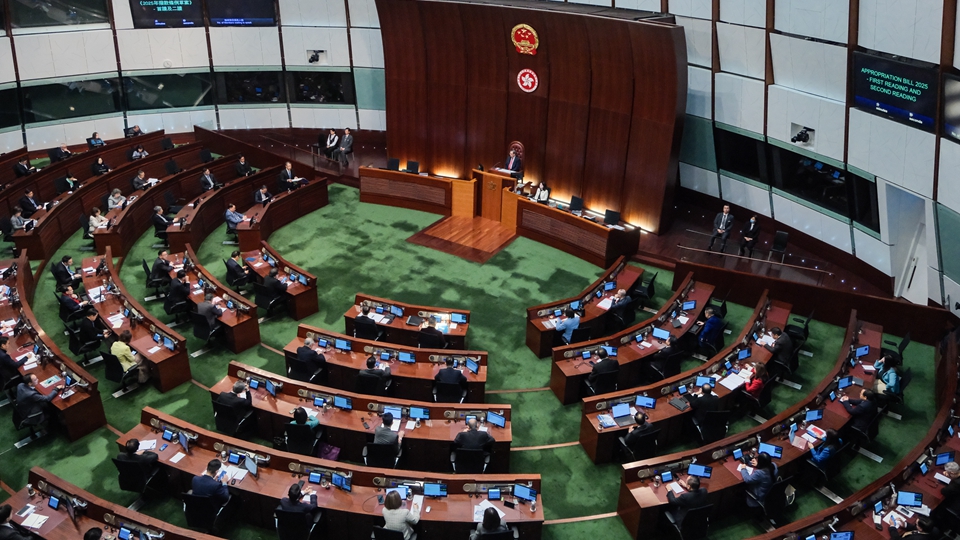 政府提交下半年度立法議程 包括簡樸房、籃球博彩稅及規(guī)管網(wǎng)約車等法例