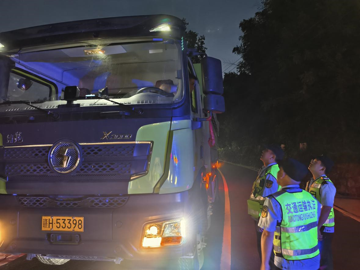 皖祁門(mén)縣：聯(lián)合執(zhí)法錯(cuò)峰治超 築牢道路安全防線