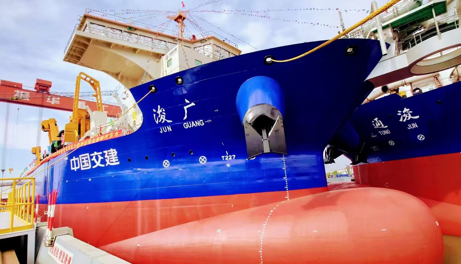 亞洲最大世界領(lǐng)先！中交兩艘超大耙吸挖泥船下水