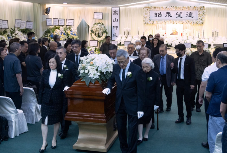 樹(shù)仁大學(xué)創(chuàng)校校監(jiān)胡鴻烈今出殯 葉劉淑儀等各界人士扶靈