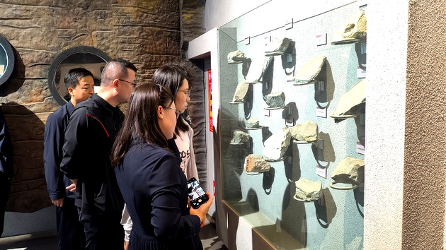 259張展板述「銅城」輝煌 露天礦遺蹟承奮鬥精神