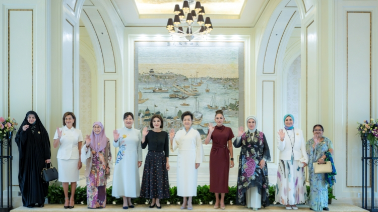 上合天津峰會(huì)丨彭麗媛同出席2025年上海合作組織峰會(huì)外方領(lǐng)導(dǎo)人夫人遊覽天津海河