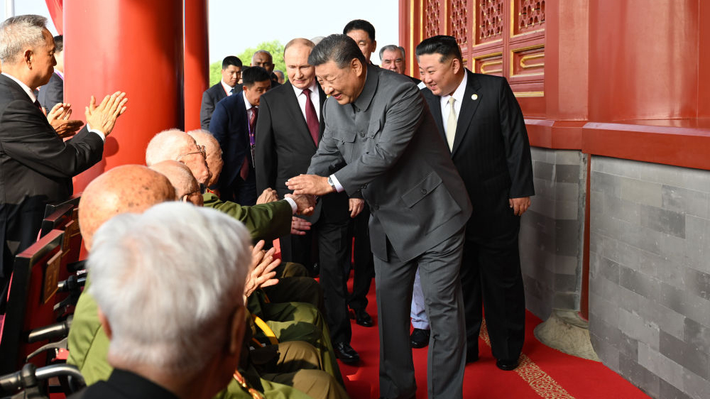 有片｜習(xí)近平與6位老戰(zhàn)士親切握手 香港抗戰(zhàn)老兵羅競輝在列