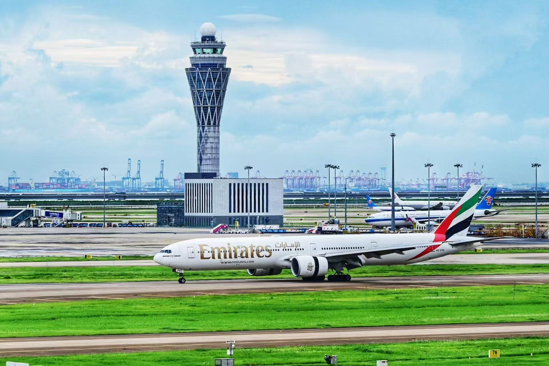 暑運(yùn)深圳機(jī)場(chǎng)客流航班架次雙創(chuàng)新高  港人赴深乘機(jī)同比增6.4%