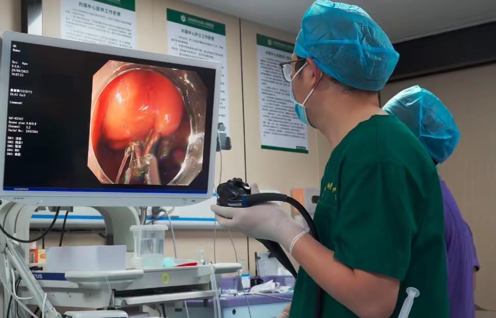深圳市坪山區(qū)人民醫(yī)院消化內(nèi)科成熟開展「內(nèi)鏡下主動(dòng)穿孔超微創(chuàng)手術(shù)」切除胃腫瘤