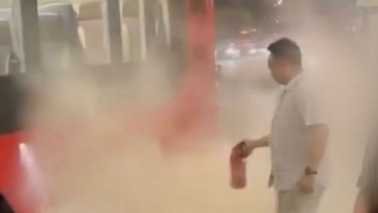 有片 | 屯門公路轉(zhuǎn)車站巴士起火 休班警臨危不亂救火救人