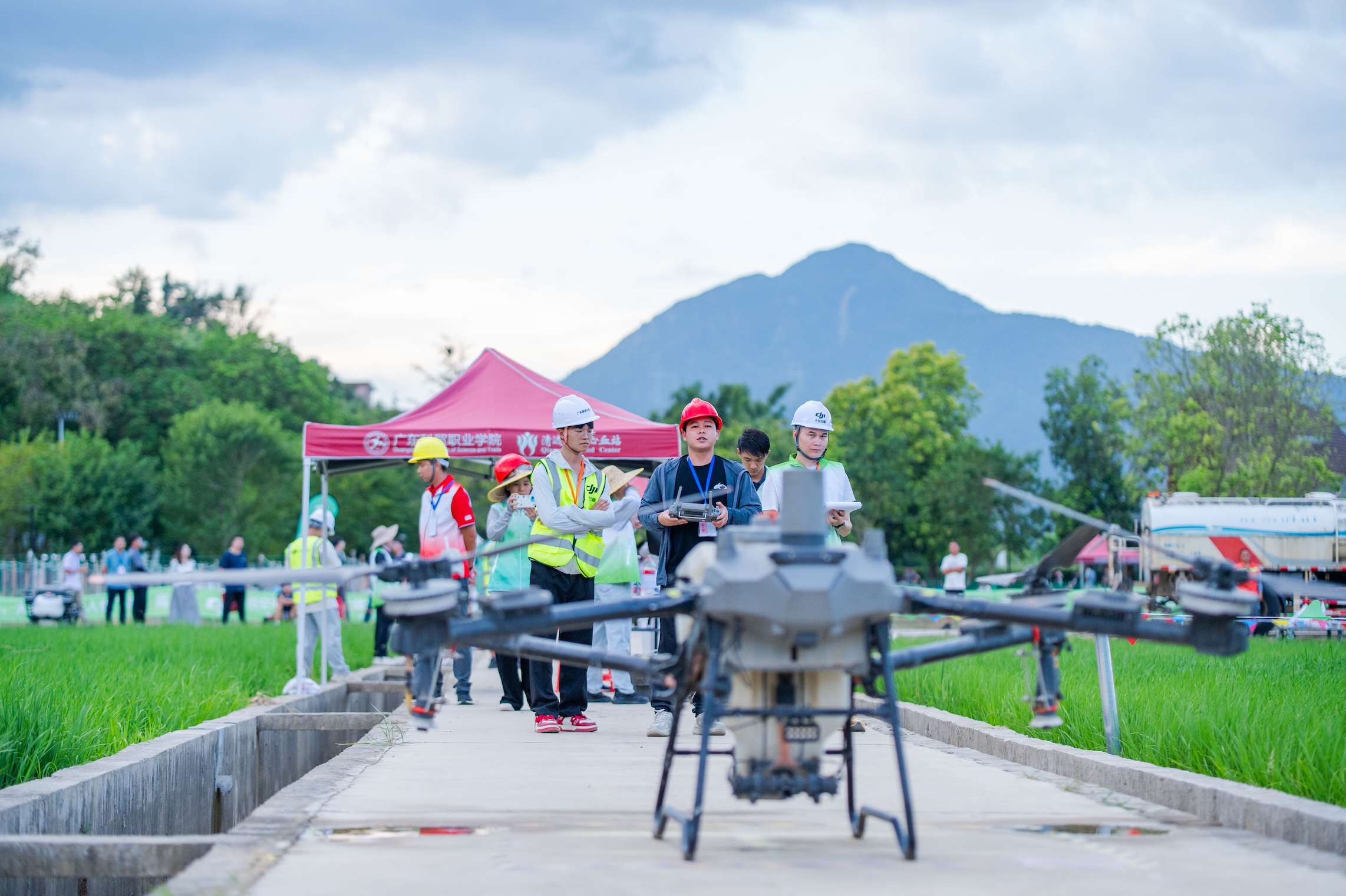 「飛」出農(nóng)事新力量  廣東第二屆農(nóng)事運(yùn)動(dòng)會(huì)上各地飛手同臺(tái)競(jìng)技